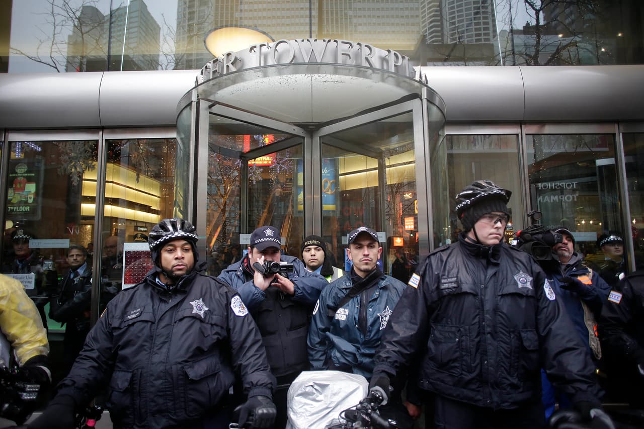 Cientos de personas cambiaron los aparadores por las calles de Chicago para pedir justicia tras el asesinato de Laquan McDonald.