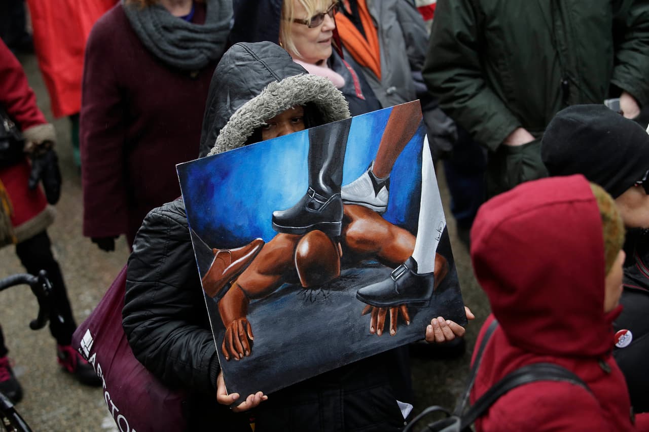 Cientos de personas cambiaron los aparadores por las calles de Chicago para pedir justicia tras el asesinato de Laquan McDonald.