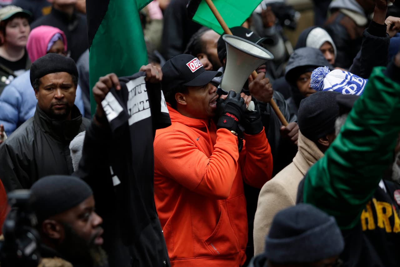Cientos de personas cambiaron los aparadores por las calles de Chicago para pedir justicia tras el asesinato de Laquan McDonald.
