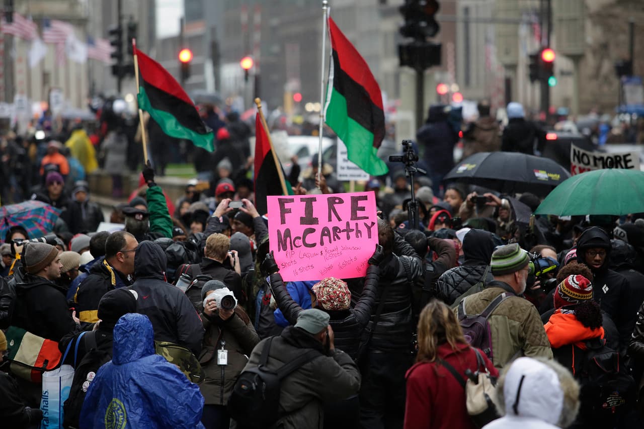 Cientos de personas cambiaron los aparadores por las calles de Chicago para pedir justicia tras el asesinato de Laquan McDonald.