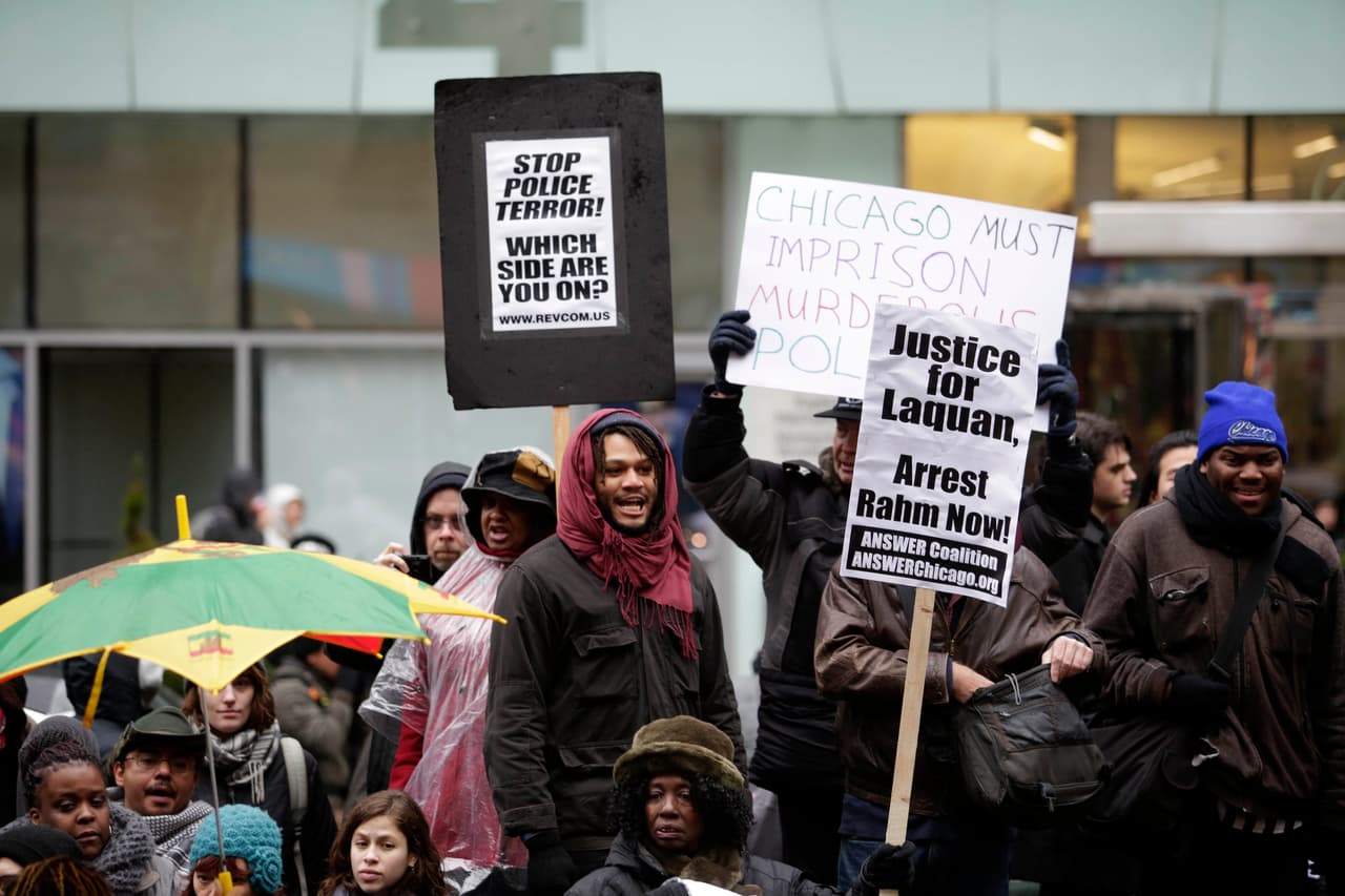 Cientos de personas cambiaron los aparadores por las calles de Chicago para pedir justicia tras el asesinato de Laquan McDonald.