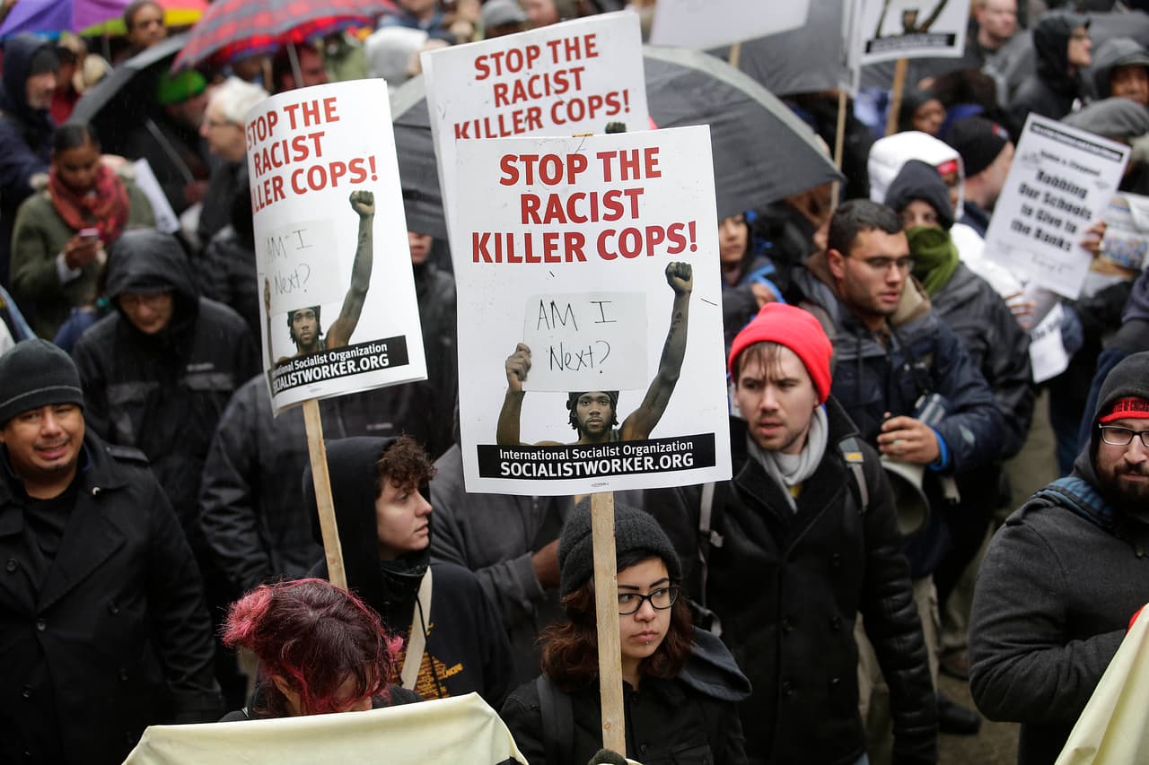 Cientos de personas cambiaron los aparadores por las calles de Chicago para pedir justicia tras el asesinato de Laquan McDonald.