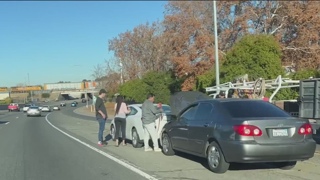 <b>2 Estaciona el carro en el arcén</b>
<br> 
<br>Nunca detengas el auto cerca de la carretera, como se aprecia en la imagen. Esto puede ser una situación de peligro que puede poner en riesgo tu vida.
<br>
<br>El arcén o acotamiento es el lugar más seguro para detener el auto cuando tienes una emergencia o un desperfecto mecánico.
<br> 
<br>Sin embargo, es más seguro detener el auto en el arcén de una calle aledaña a la carretera, que hacerlo sobre la autopista.
<br> 
<br>Si no es posible salir en alguna rampa, la recomendación es estacionar el carro lo más lejos posible de los carriles de la carretera.