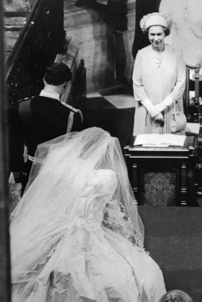 Sin embargo, fue la separación en 1992 de los príncipes de Gales, Carlos y Diana, uno de los momentos más difíciles de su reinado, simbolizado con su famosa frase "annus horribilis". Imagen de la boda.