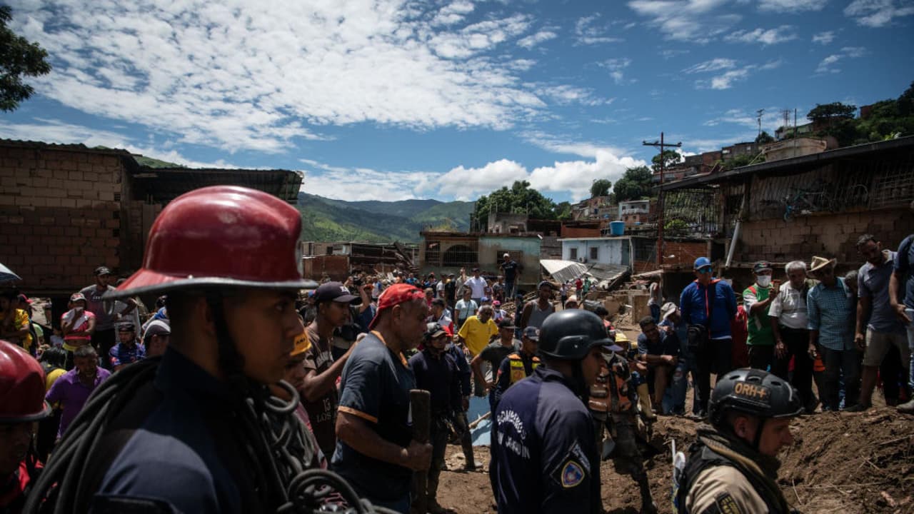 Al menos 37 personas murieron y decenas continúan desaparecidas a consecuencia de las lluvias que provocaron un deslave en Las Tejerías, un pueblo industrial en el centro de Venezuela. "Hubo un momento en que yo en mi pensamiento me despedí de mi hijo porque ya no aguantaba", cuenta Yuransi Rivas, cuya casa se inundó y estuvo a punto de morir ahogada. 
<b>Lee aquí más información sobre <a href="https://www.univision.com/noticias/america-latina/deslave-venezuela-22-muertos-y-mas-de-50-desaparecidos " target="_blank">el deslave que dejó decenas de muertos en Venezuela</a></b>. 
<br>