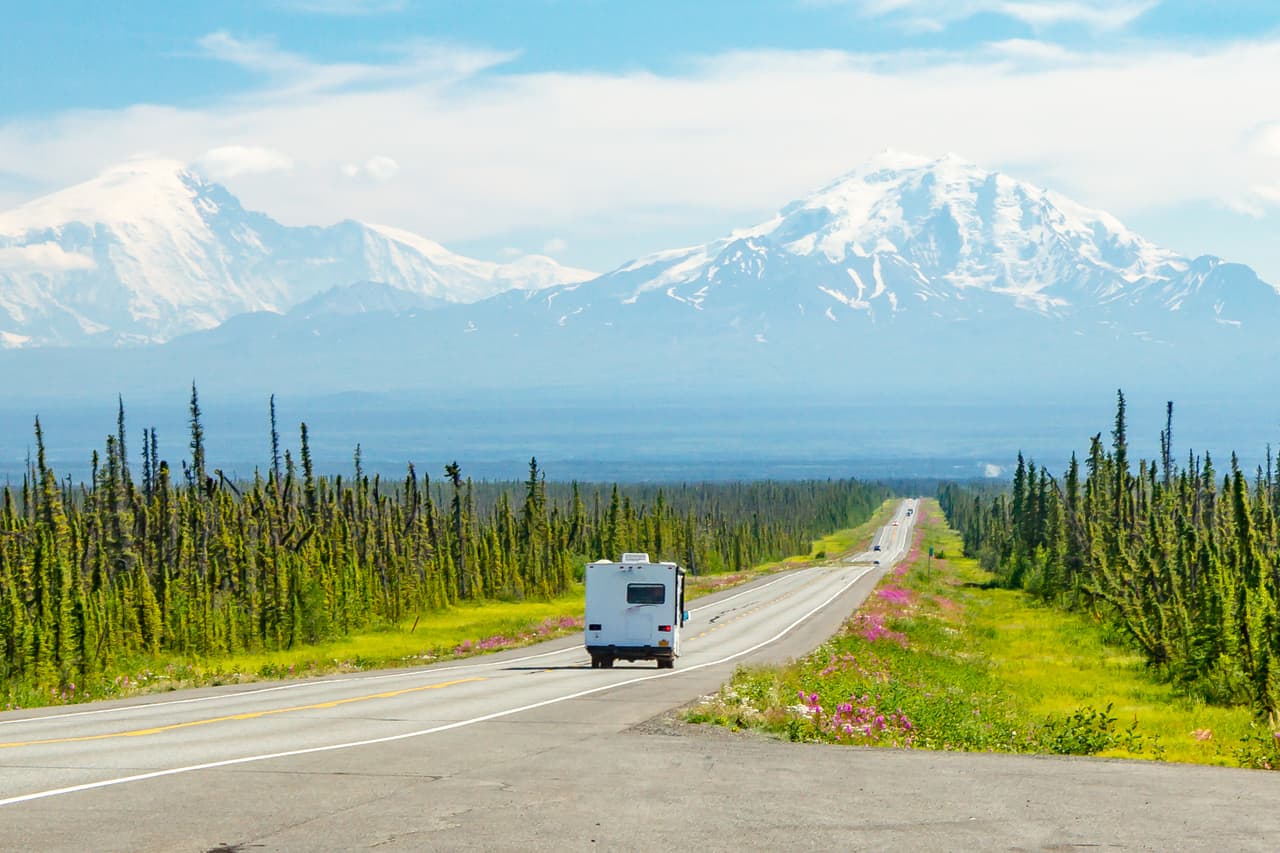 <b>2. Alaska</b>
<br>
<br>
<b>Multa por exceso de velocidad:</b> $300
<br>
<br>Las localidades remotas en Alaska pueden tentar a los conductores a acelerar más de la cuenta para llegar más rápido a sus destinos. Sin embargo, hay que tener presente que este acto podría también resultar en una multa de $300.