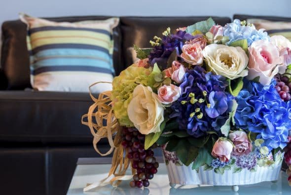 Lo mejor es planear y no colocar cosas de más en los muebles para no hacer que se vean saturados. Siempre coloca lo indispensable y algún detallito lindo como una plantita o un florero.