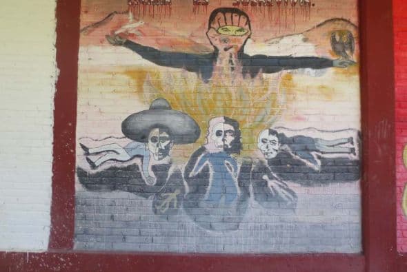 "Luchar es sobrevivir", dice este mural de la escuela de Ayotzi.