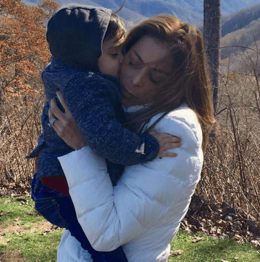 Más consentida no se puede, Lourdes dejándose "derretir" por los besos de MVP.