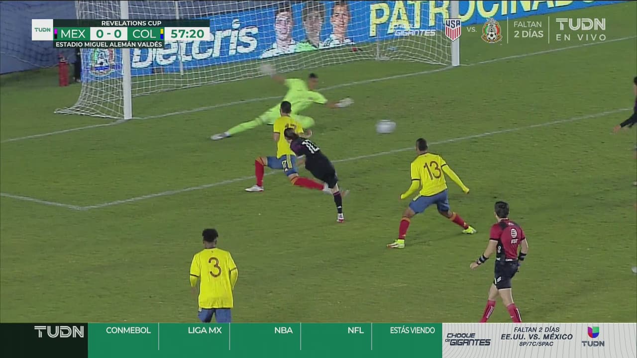 ¡No puede concretar! Cañonazo de Flores que termina en Salazar