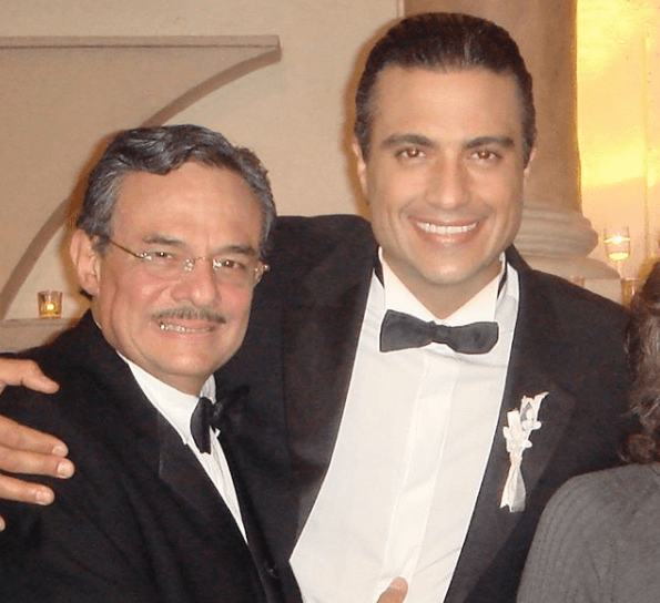 Junto a esta fotografía, Jaime Camil escribió: "Cómo se te va a extrañar querido, admirado y respetado José José #josejose @josejoseoficial 🙏🏼😔 Tuve el inmenso honor de compartir #lafeamasbella contigo y recuerdo no poder creer que estaba trabajando con el mismísimo #principedelacancion 😱 Tu talento era de otro planeta, sólo basta ver en YouTube la final del festival OTI en donde cantaste tu icónico “El Triste”. Después de #lafea desarrollamos una bella amistad y, aunque siempre que hablábamos sabía que hablaba con mi amigo, nunca olvidé que “mi amigo” era uno de los cantantes más importantes y de mayor influencia en el mundo de habla hispana. Pocos con tu voz, tu don de gente y tu sentido del humor. Hoy me duele mucho... Siempre estarás en nuestros corazones".