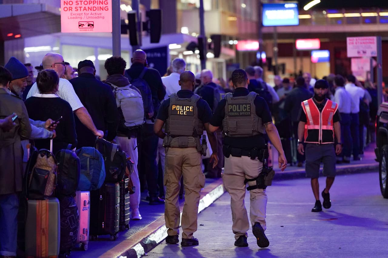 El mandatario sostuvo que, gracias a este despliegue, 
<b>agentes migratorios ahora pueden realizar arrestos desde el momento en que los viajeros llegan a los puntos de entrada, lo que a su juicio explica la molestia de los demócratas.</b>
<br>