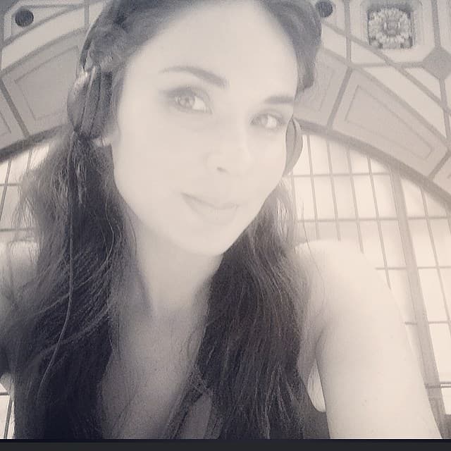 Adriana Louvier día con día luce más espectacular.