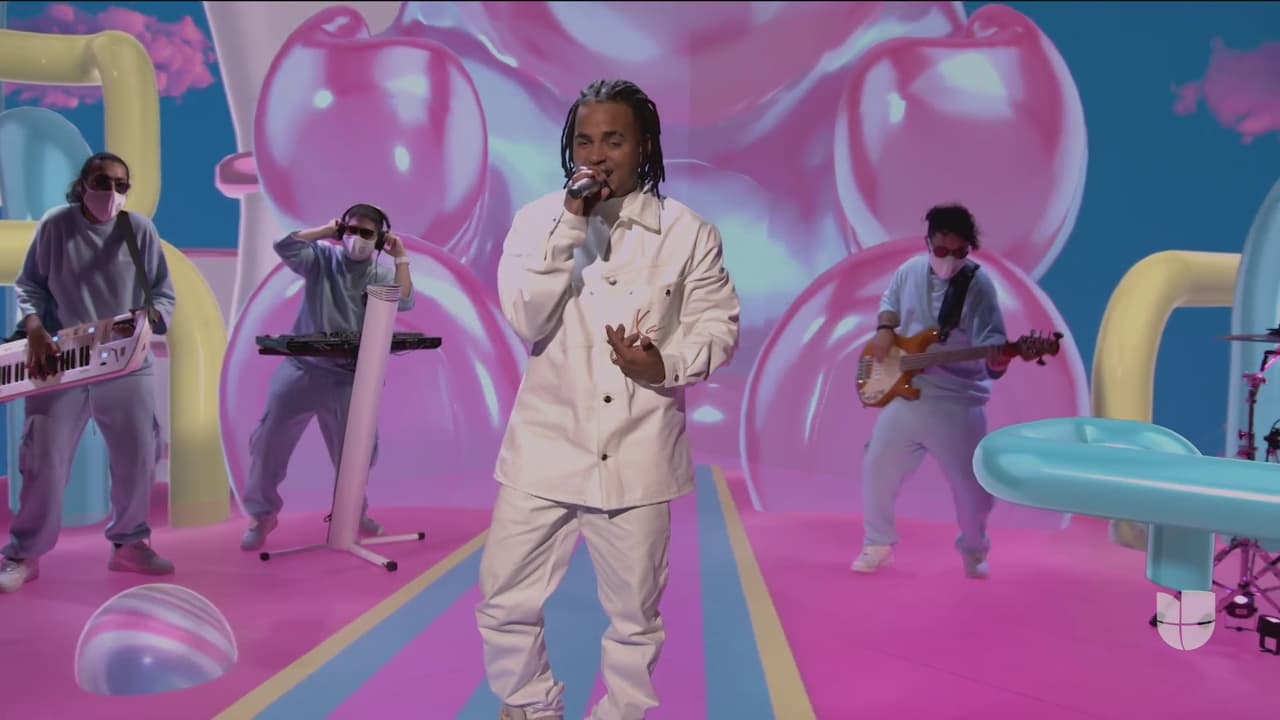 Con un osito gigante de goma, Ozuna engalanó la noche con dos de sus canciones.