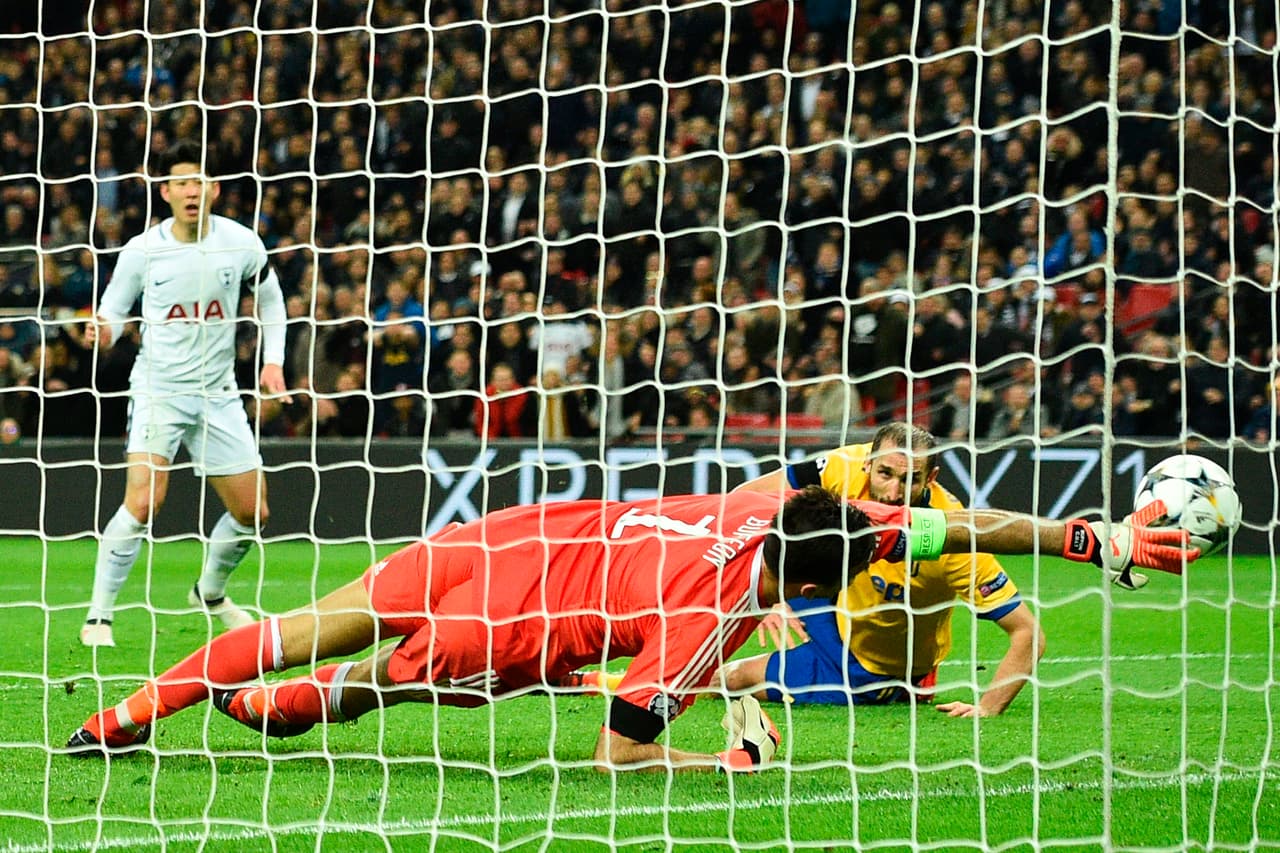 Fue así como al minuto 39, Son remató un tiro dentro del área y a pesar de impactarlo de forma irregular entró en el arco de Gianluigi Buffon.