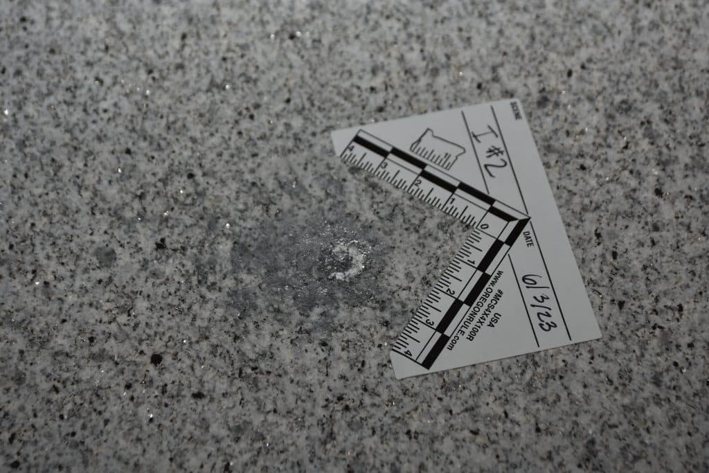 El día anterior, oficiales que vigilan en bicicletas, fueron testigos de otro tiroteo por parte de un joven de 19 años. Los agentes estuvieron expuestos a las balas. El hombre fue arrestado y acusado de varios cargos.