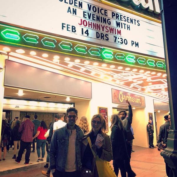 Gil Barrera publicó el pasado 9 de julio en su columna 'Quizá hablemos de ti', que la actriz está separada: "Es oficial el truene entre Regina Blandón y Roberto Flores, con quien llevaba solo meses de casada", se lee en el periódico 
<a href="http://www.elgrafico.mx/columna/adela-micha-sufre-con-las-quincenas">El Gráfico</a>.