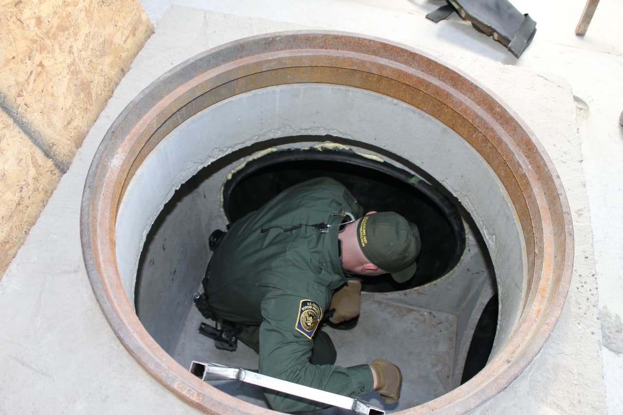 Varios agentes ingresan a los conductos del único centro subterráneo para el entrenamiento de agentes en espacios confinados.