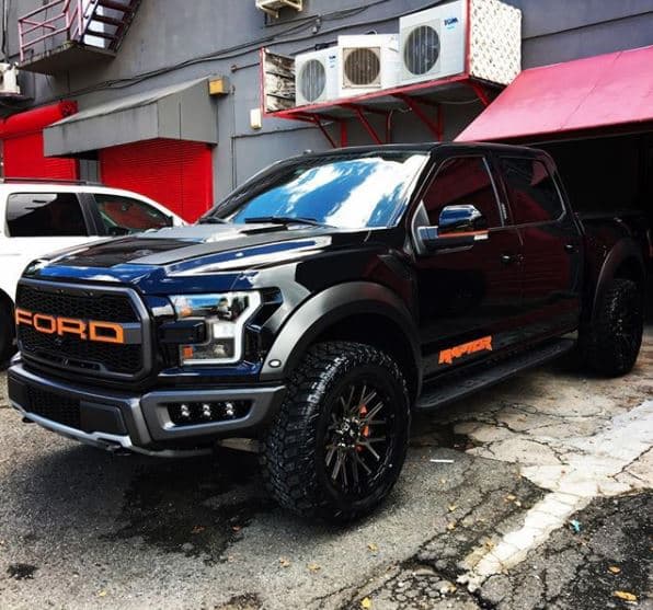 Algunos de los cambios que 
<b>Wisin pidió para su Ford Raptor</b> fueron nuevos cálipers, pintura, rines. No sabemos si el desempeño fue alterado o permanece con su motor original V6 EcoBoost de 450 caballos de fuerza, pero luce impactante.
