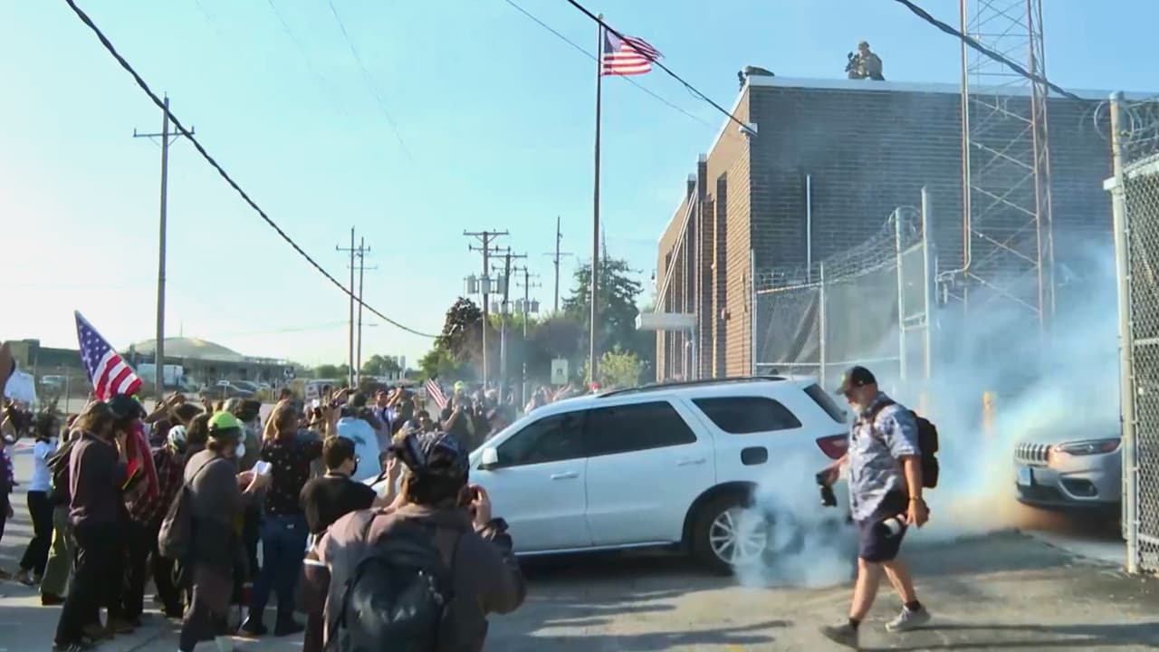 Manifestantes son rociados con gases lacrimógenos afuera del centro de ICE en Broadview
