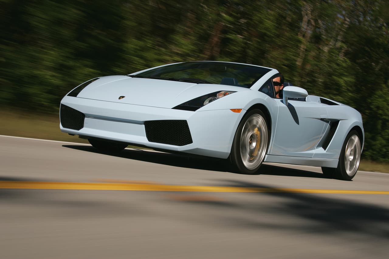 <b>Justin Bieber</b>
<br>Se trataba de un
<b><a href="http://www.univision.com/noticias/lamborghini/lamborghini-gallardo-lp-560-4-spyder-fotos">Lamborghini Gallardo Spyder</a></b>, con 560 caballos de fuerza. Posteriormente adquirió un
<b><a href="http://www.univision.com/noticias/lamborghini/lamborghini-aventador-lp700-4-roadster-2014-fotos">Lamborghini Aventador</a></b>. Cabe mencionar que varios de sus súper autos han llegado a sus manos como regalo por parte de sus amigos famosos. Justin Bieber iba a bordo de uno de sus 'Lambos' cuando fue
<b><a href="http://www.univision.com/entretenimiento/farandula/arrestan-a-justin-bieber-por-dui-en-miami" target="_blank">arrestado</a></b> por manejar bajo la influencia del alcohol en Miami Beach en 2014.