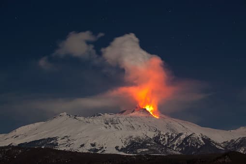 El volcán del Monte Etna, en Sicilia, Italia, está activo y suele dar este espectáculo a menudo.