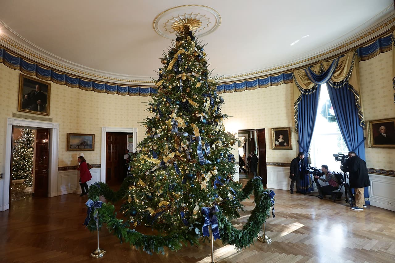 Todos los años el árbol de navidad oficial se coloca en el Cuarto Azul, un salón ubicado en el primer piso de la mansión generalmente utilizado para recepciones o pequeñas cenas.