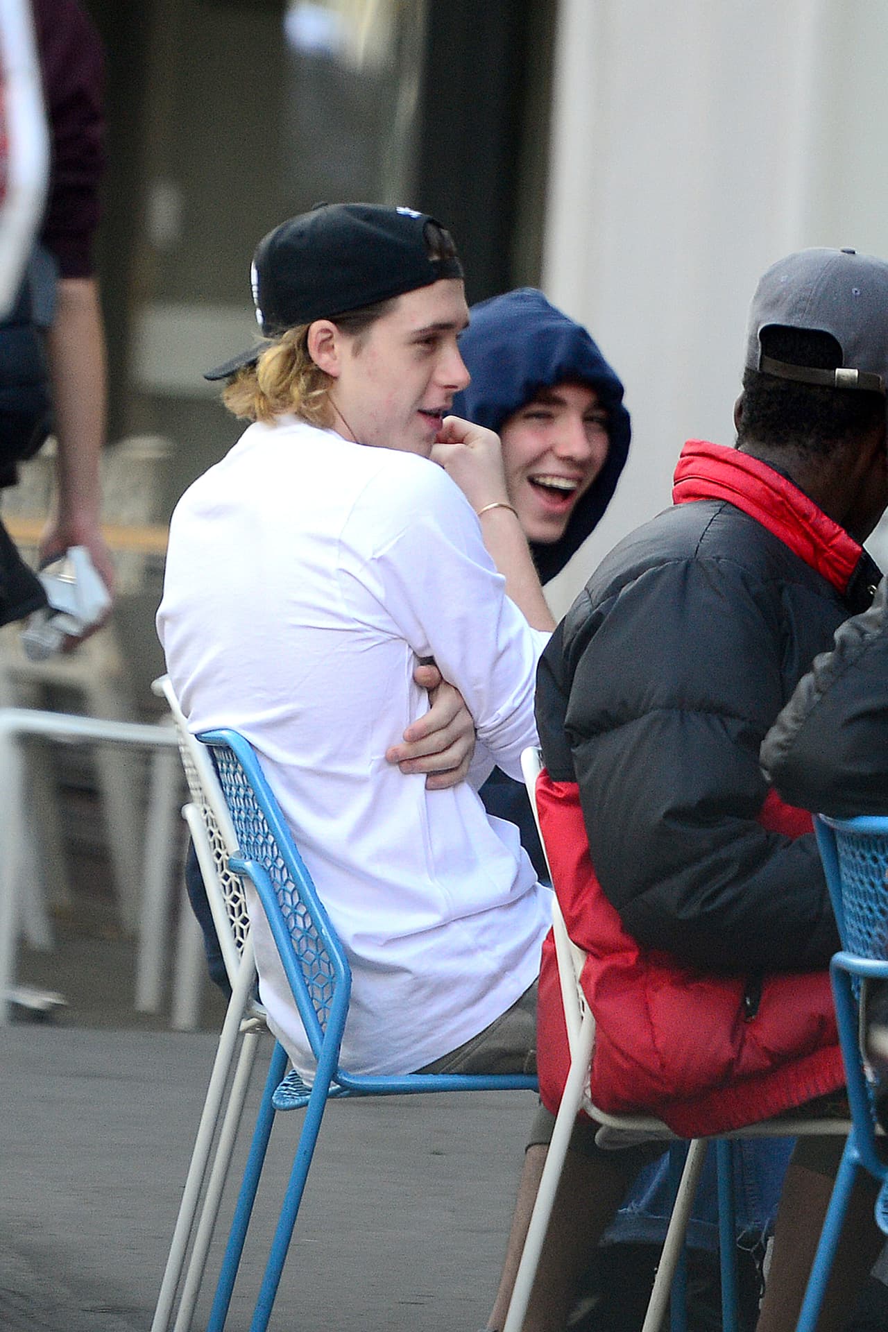 El hijo de Victoria y David Beckham se juntó con el hijo de Madonna y Guy Ritchie en un localito de Londres.