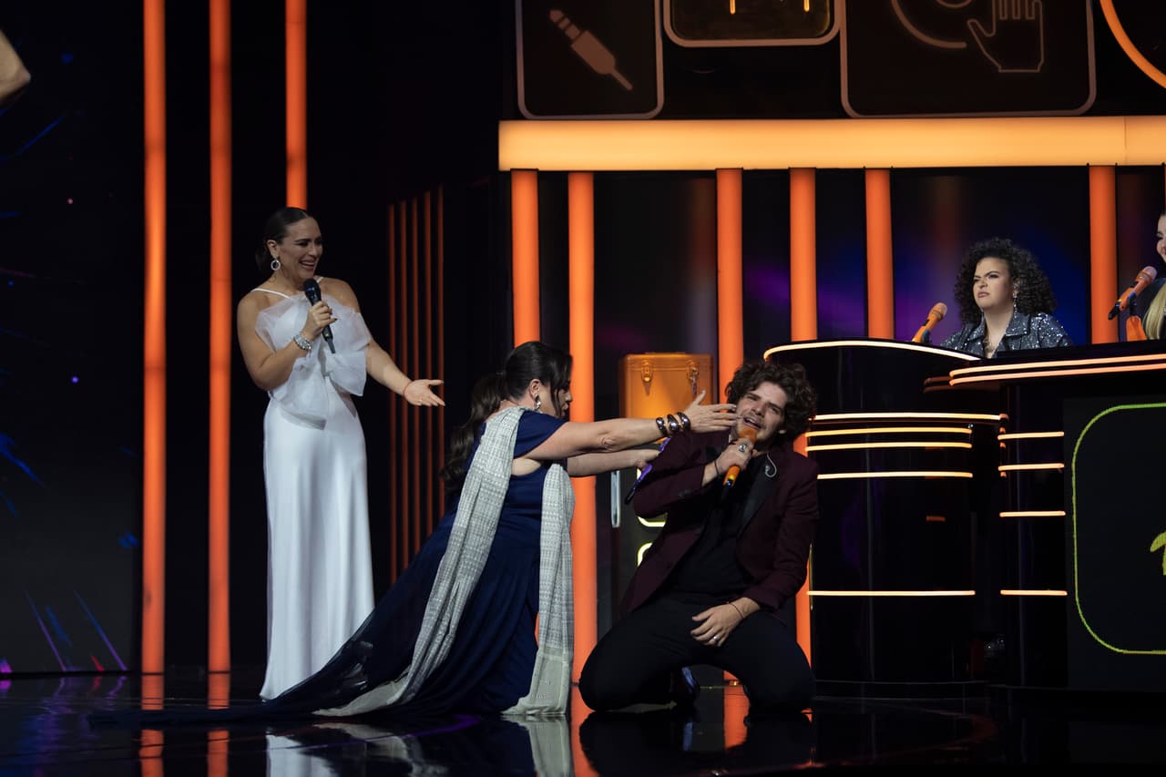 Joss Álvarez demostró que lo suyo son las bromas y hasta la actuación con este momento en el que se tiró al piso impresionado de haberle ganado a su mamá en un dueto.