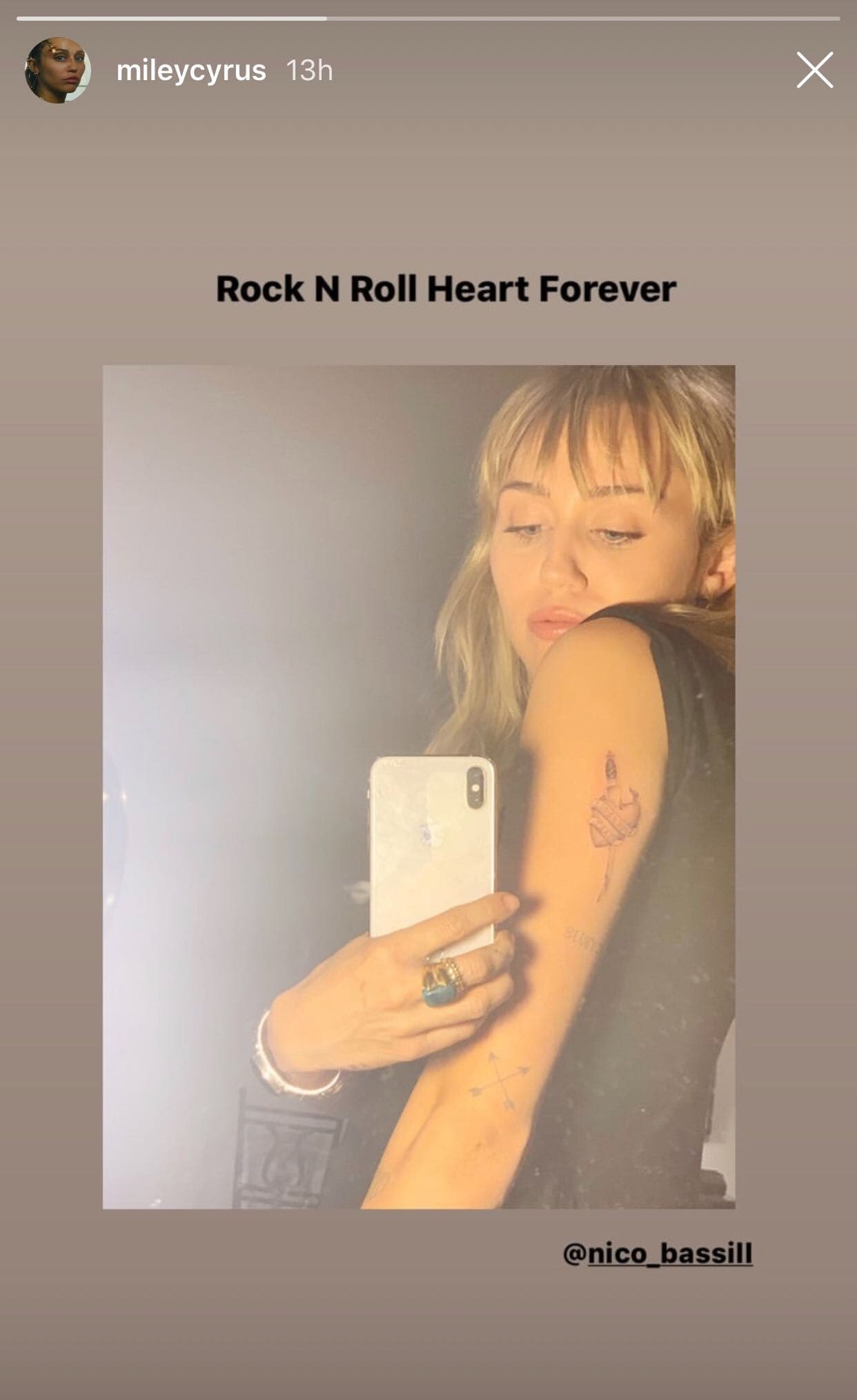 A Cyrus, de 26 años, 
<b><a href="https://www.univision.com/entretenimiento/chismes/miley-cyrus-se-hace-un-nuevo-tatuaje-en-honor-a-liam-hemsworth">le tatuaron</a></b> un corazón sangrante con un cuchillo atravesado.