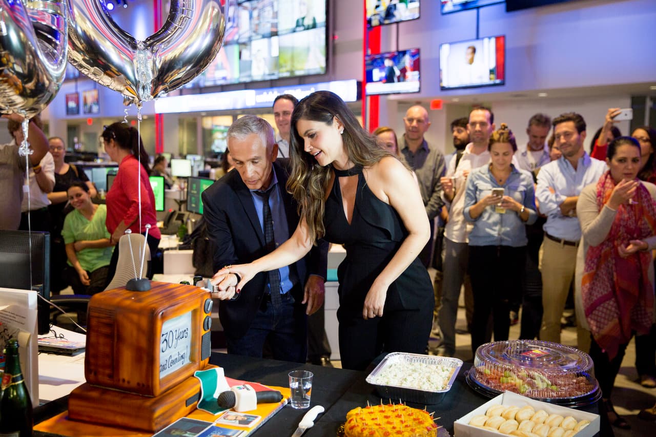 Con anécdotas, fotos y trabajando en lo que más le apasiona, así celebró Jorge Ramos su aniversario número 30 haciendo algo que no tendría sentido sin el público que lo ve todos los días a través de la pantalla: "El único sentido que tiene trabajar como periodista en la televisión es que la gente crea lo que dices y que vea lo que haces".