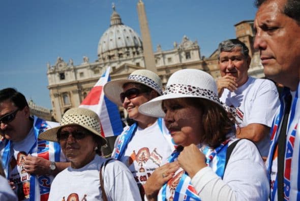 Peregrinos de Costa Rica pasean en los alrededores del Vaticano mientras esperan por la ceremonia de canonizacion de los papas.