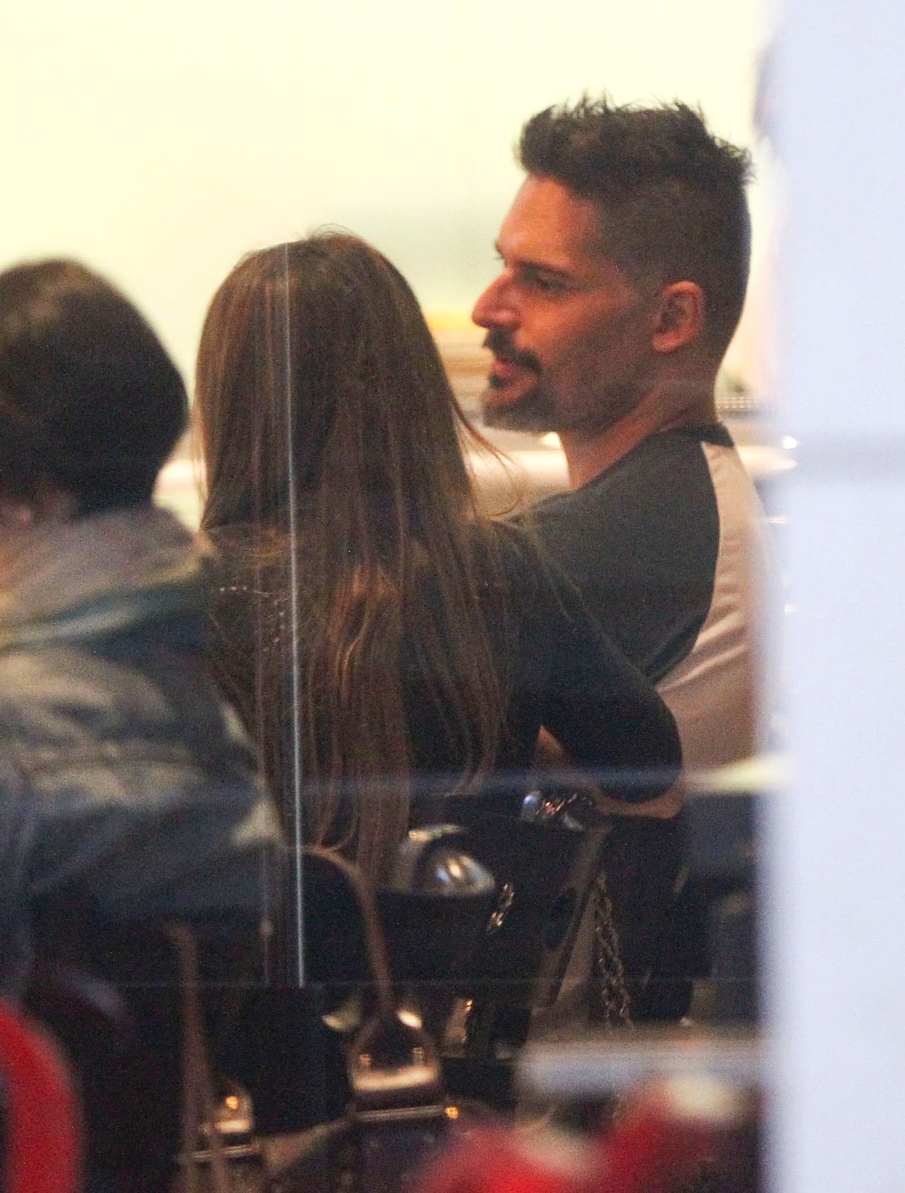 La parejita estuvo muy juntita y cariñosa durante la velada.