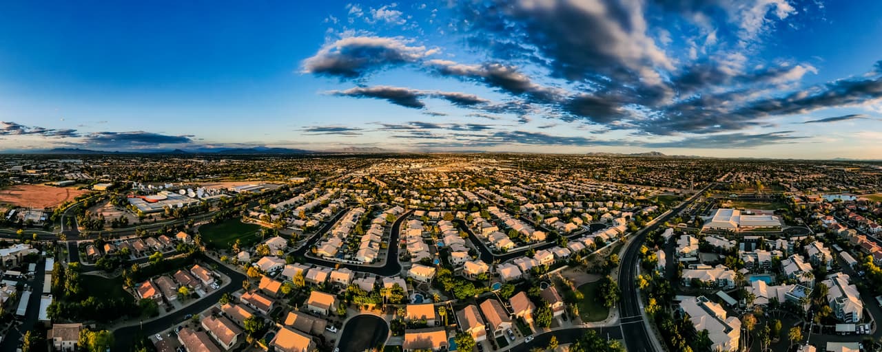 <b>Puesto 2 de las ciudades donde el salario rinde más | Gilbert, Arizona</b>
<br>
<br>🔘 El ingreso promedio anual de un hogar en esa ciudad es de $99,154.
<br>🔘 Los cheques que recibe un hogar quincenalmente ascienden a $3,814.
<br>🔘 El monto de cubrir las necesidades básicas es de $1,459.
<br>🔘 Por ello, sobran $2,354 de cada cheque.