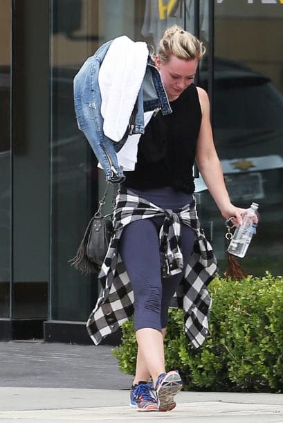 Intentó ocultarse bajo su chamarra.