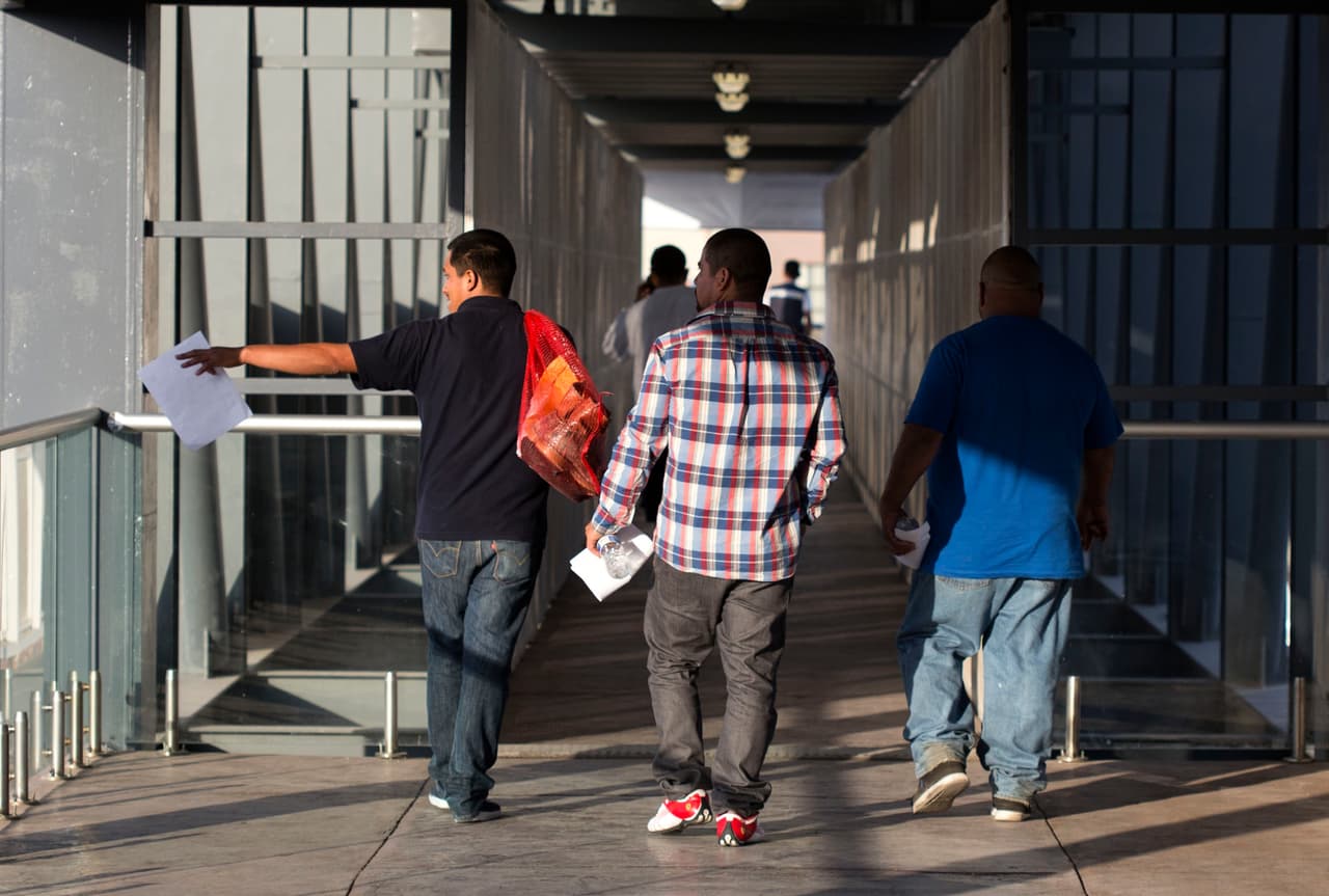 Deportados que regresan ilegalmente no pueden salir en libertad mientras revisan sus casos