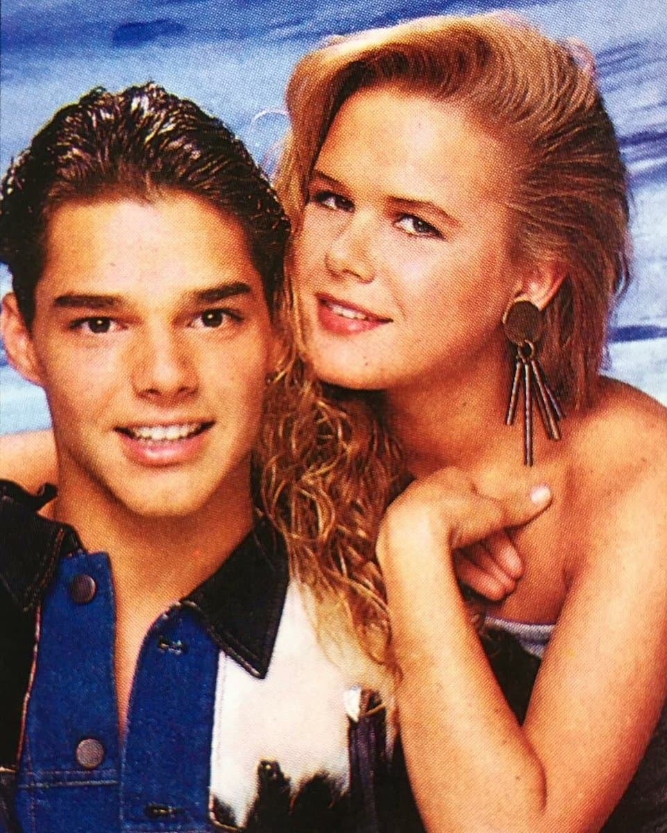 Esta es una portada de la revista 'Eres' en la que la actriz posó junto al cantante 
<b><a href="http://www.univision.com/temas/ricky-martin">Ricky Martin</a></b>, al parecer ambos mantenían una excelente amistad.