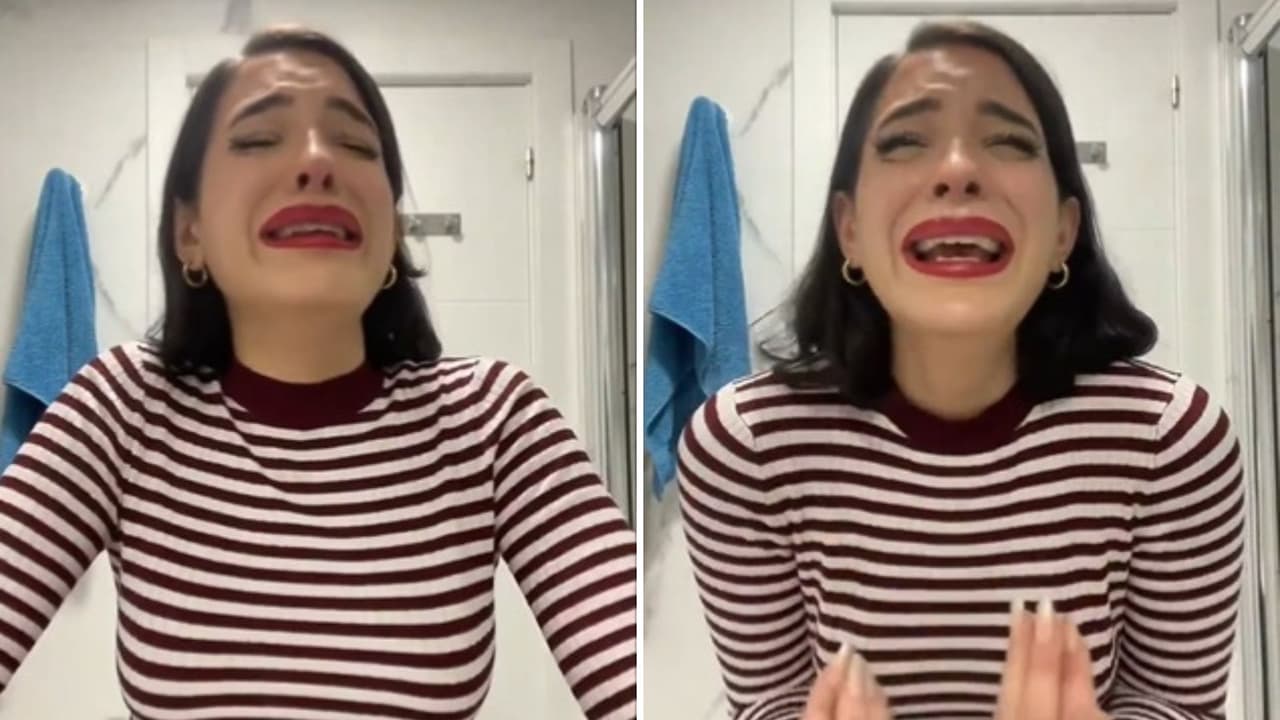 Mujer trans llora al contar que fue rechazada por su cita.