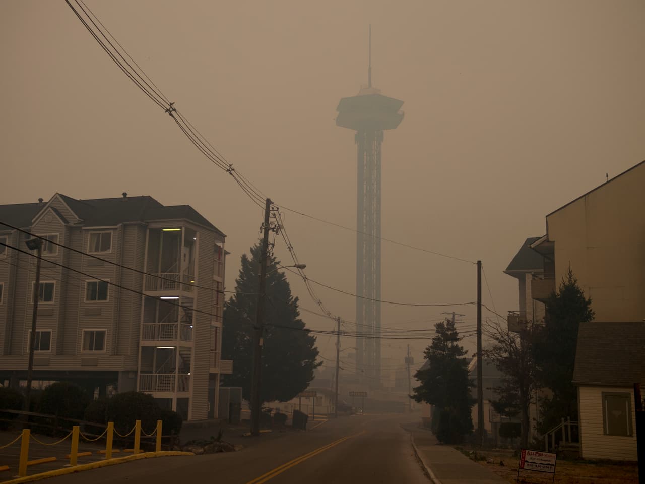 Una densa capa de humo cubre el centro de Gatlinburg, donde las carreteras cercanas estaban llenas de automovilistas tratando de salir de la ciudad. Las líneas eléctricas y árboles caídos provocaron varios fuegos más pequeños.