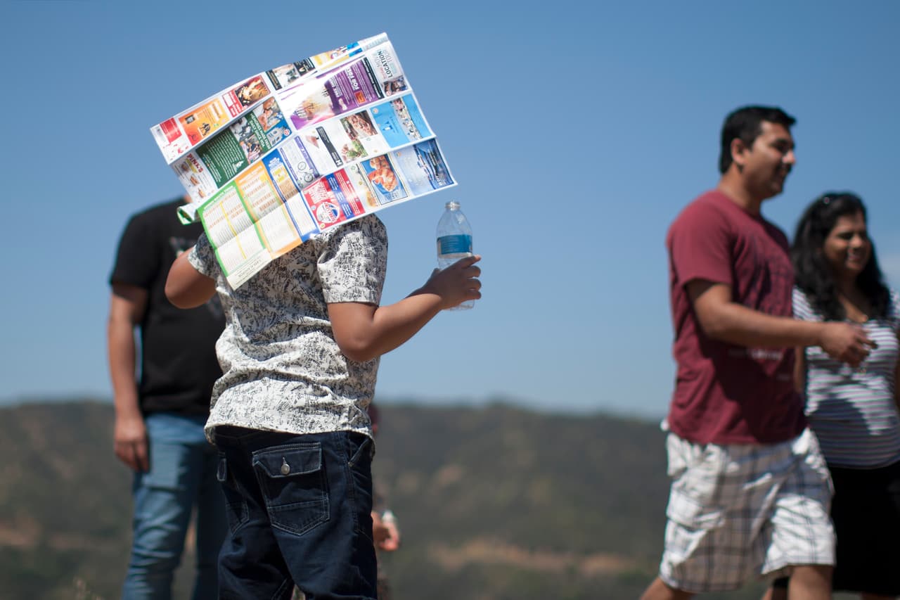 Las condiciones actuales se deben a un sistema de humedad monzónica que llegó desde México esta semana con condiciones húmedas y más cálidas de lo normal para la región. Se espera que la tendencia continúe este jueves con otra sorpresa interesante: lluvias y tormentas eléctricas dispersas durante gran parte del día