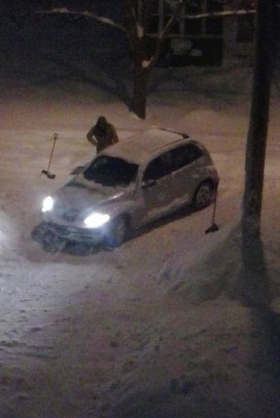 "Casi 2 pies de nieve y todavia va a seguir", comenta Guadalupe Meza Battle de Creek, Michigan al enviar su foto.