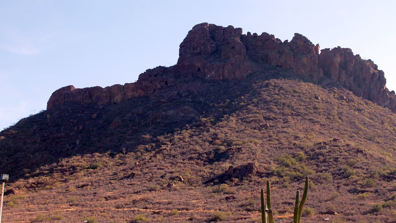 A San Carlos lo rodean varios cerros que son el atractivo de las personas que hacen caminatas para divisar desde lo alto el Mar de Cortés en todo su esplendor.