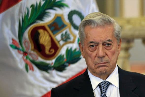 El escritor peruano Mario Vargas Llosa dijo que Venezuela "va camino a la dictadura" y criticó al presidente Hugo Chávez por asumir facultades que corresponden al Congreso gracias a la ley habilitante, señaló.