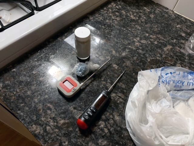 Según la DEA, los productos químicos que se encuentran en estos laboratorios clandestinos de metanfetamina son muy volátiles y pueden inflamarse o explotar. Esto representa un peligro para cualquier persona dentro del lugar donde se encuentra el laboratirio y sus alrededores.