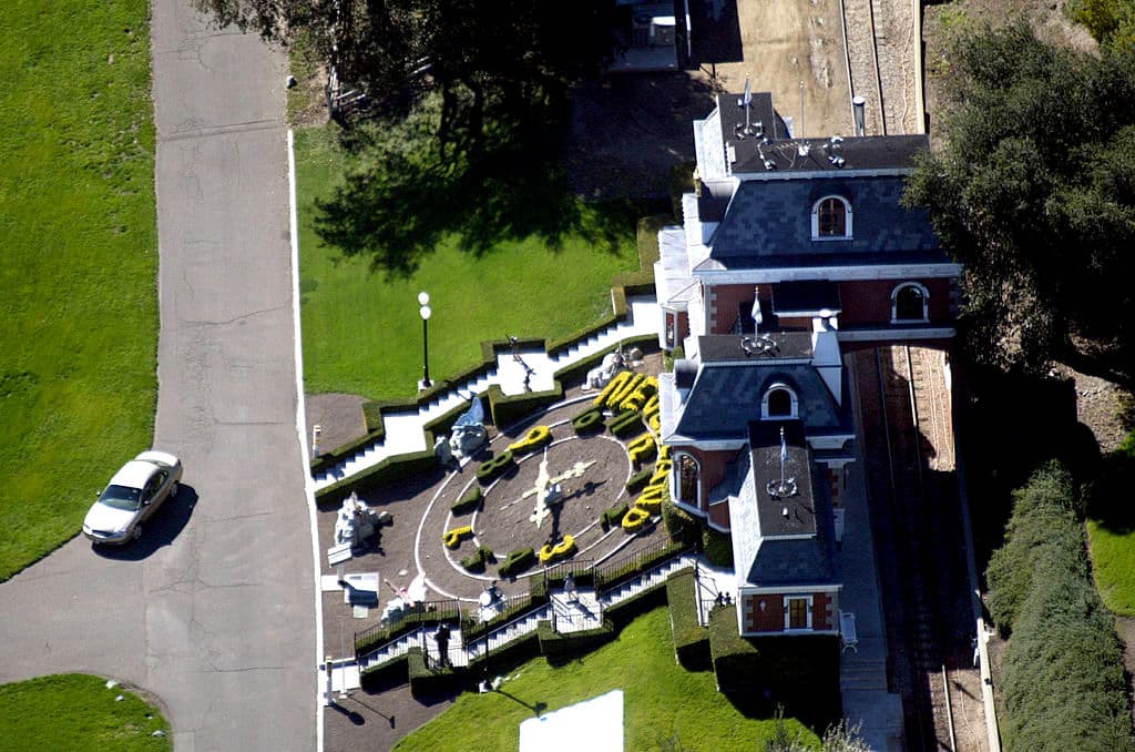 La exorbitante residencia cuenta con su propia estación de bomberos y un granero.