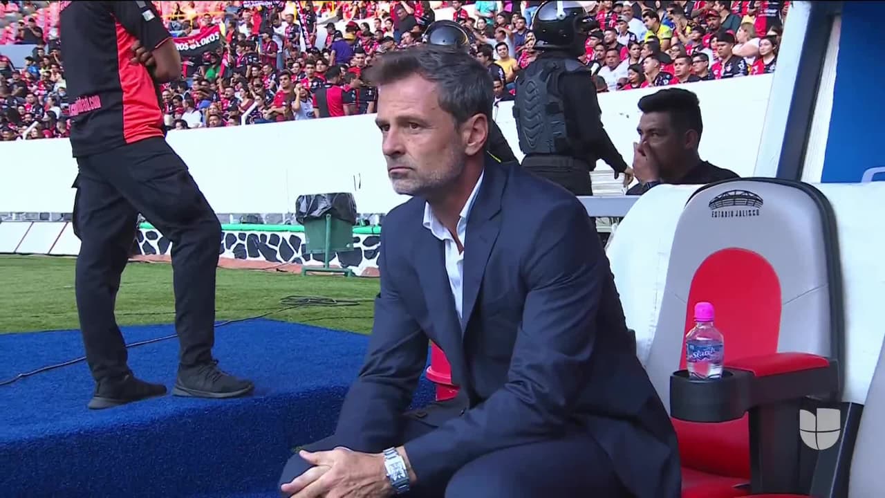 Arranca el partido y la pelota está en juego.