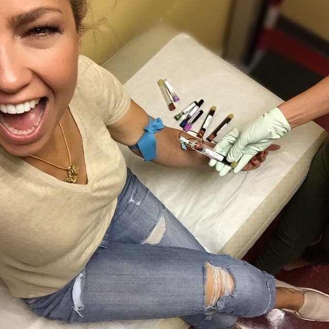 "Como siempre tratando de estar al tanto de mi salud. Siempre checando que el #Lyme no regrese, y estar preparada para atacar si es que anda merodeando por ahí" compartió Thalía sobre esta foto hace algunas semanas.