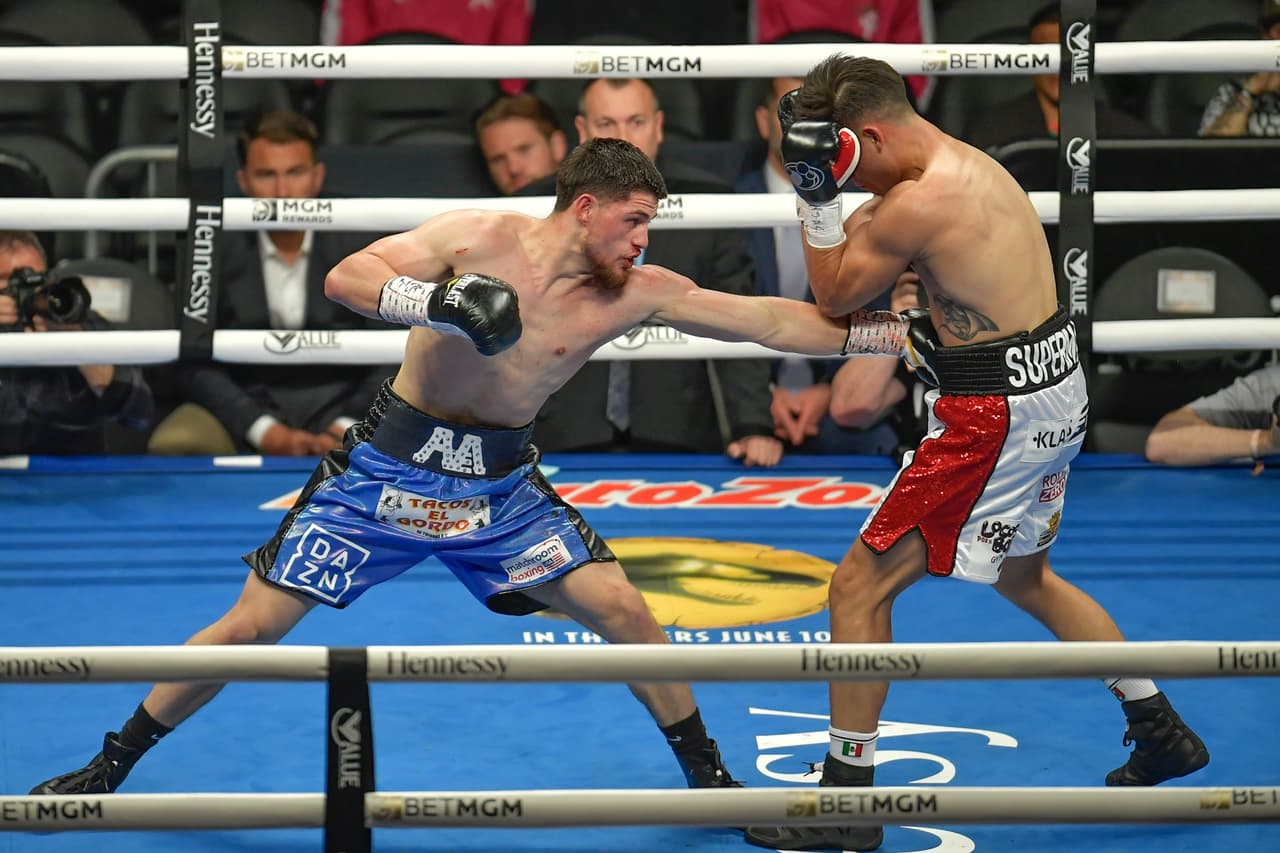 Previamente, Aaron Silva dio la sorpresa al derrotar por TKO al favorito Alexis Espino en cuatro rounds tras una serie de golpes que no fueron respondidos por su rival y así mantener el invicto.