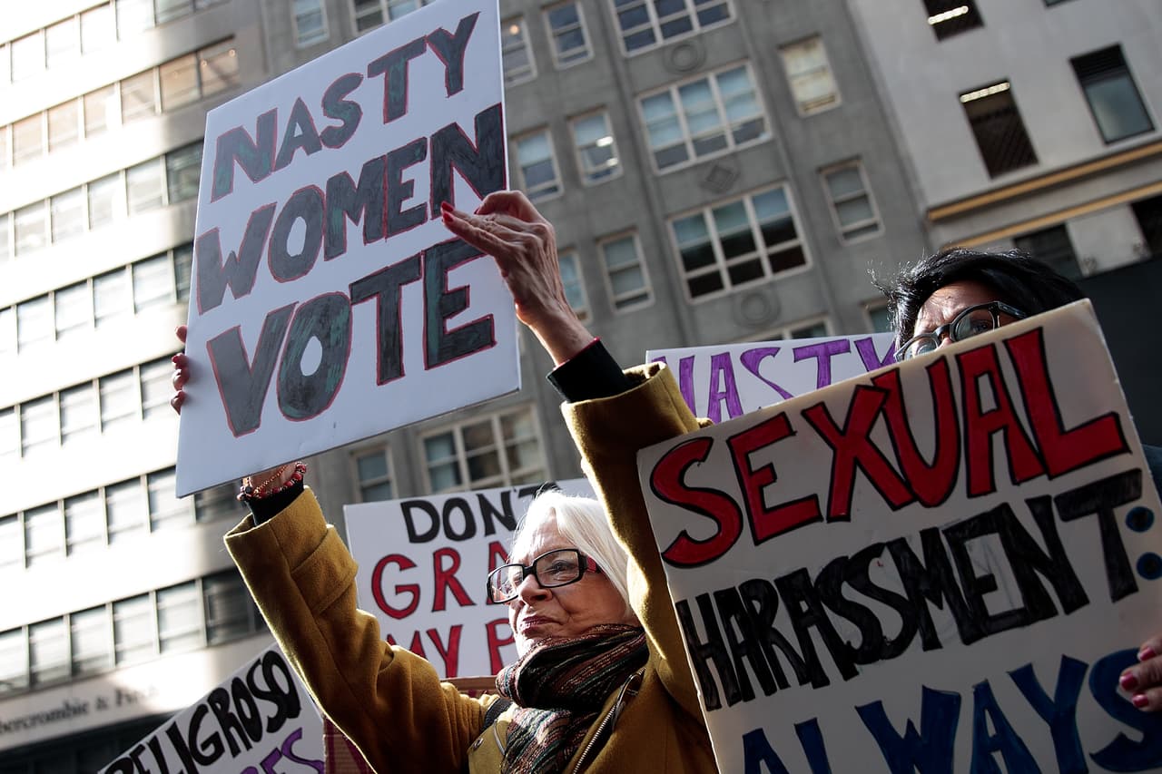 "Nasty women" (Mujeres desagradables) hacen uso de la forma en que Donald Trump se refirió a Hillary Clinton en el último debate por la presidencia de Estados Unidos para hacer campaña a favor de la demócrata frente a la Torre Trump.