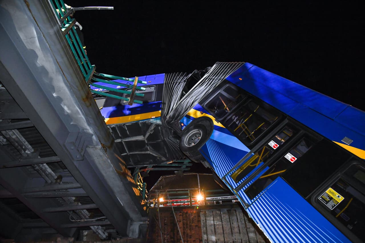 El bus Bx35 circulaba por la Avenida University cuando el chofer intentó girar a la izquierda en una rampa hacia el puente George Washington, y se estrelló contra la barrera, haciendo que parte del autobús cayera.